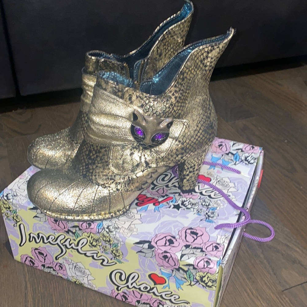 Irregular Choice Gold Meow booties. Statement piece. Go with anything. 🌟